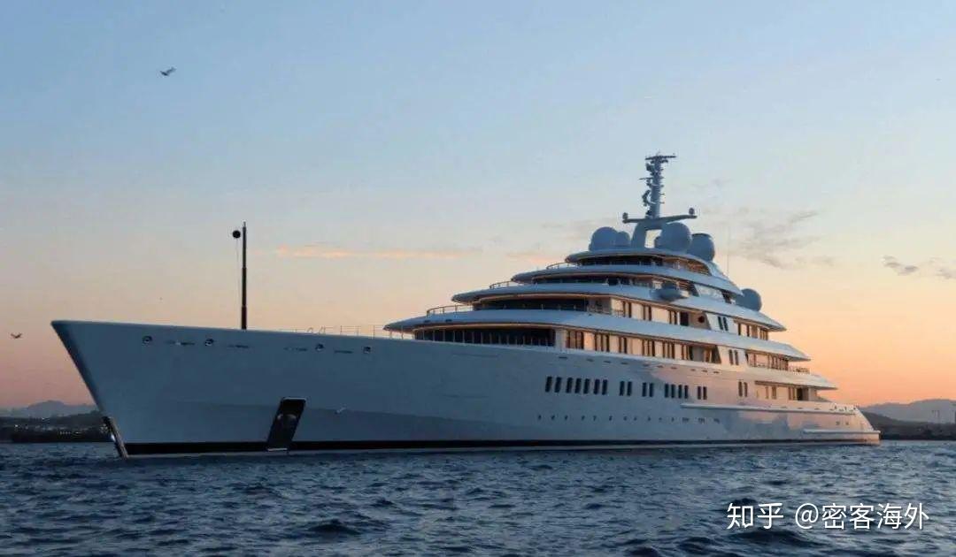 哈曼丹的游艇叫yas,是由一艘荷兰海军护卫舰改建而成,造价1.
