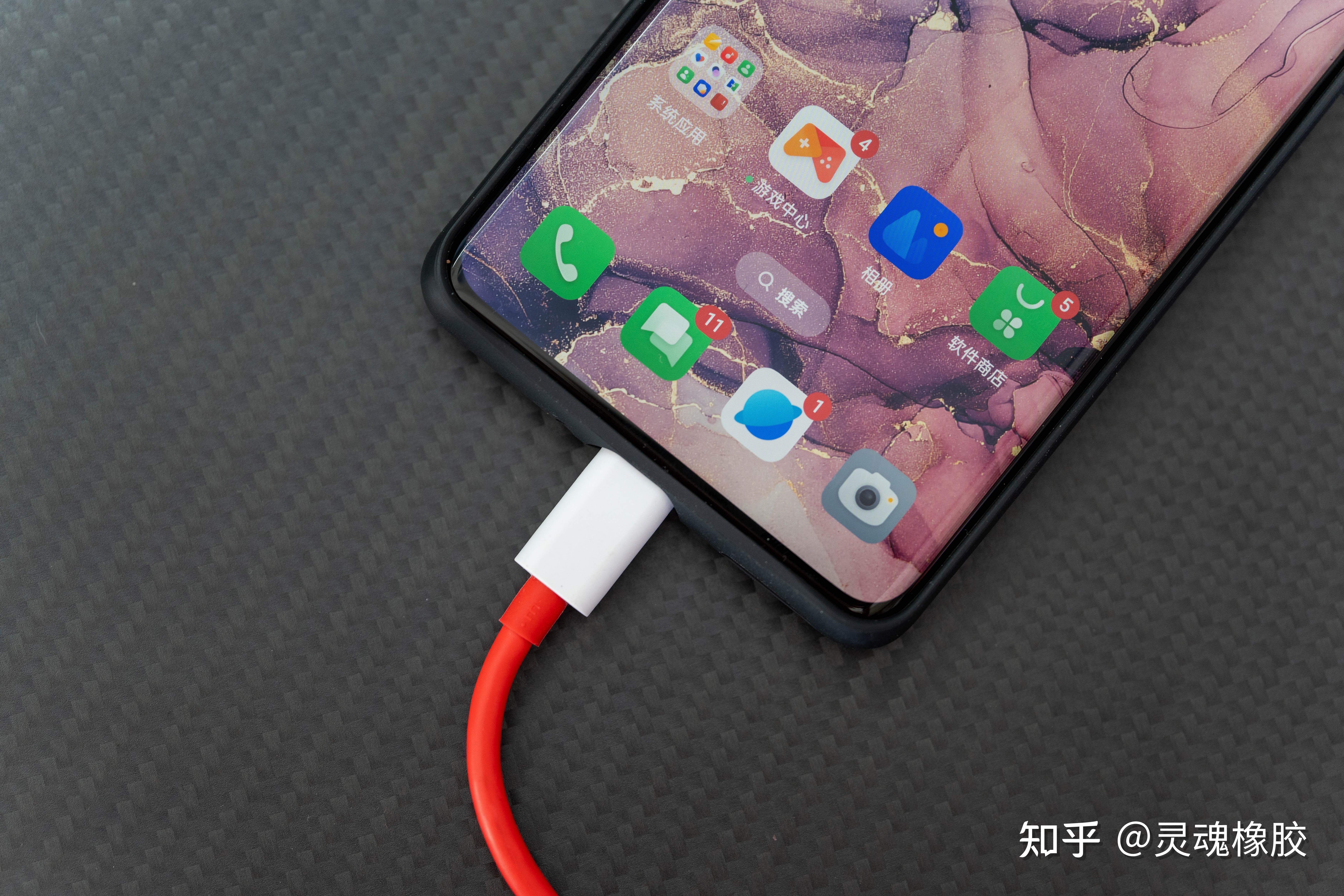 因为这货从发布到现在,连续5个月霸榜安兔兔4000元以上旗舰手机性价比