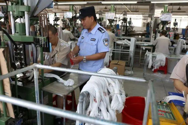 监狱,也就是俗称的劳改队,顾名思义,劳动改造大队,每个人进了监狱都要