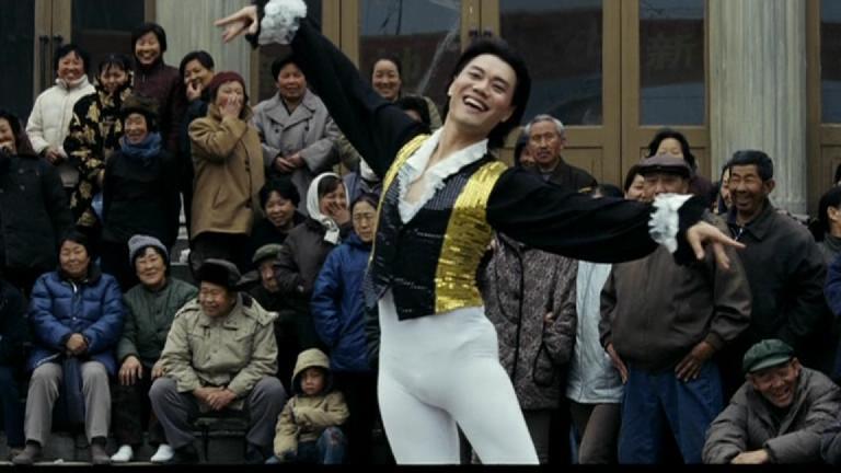 片中有一场戏,作为舞蹈老师的胡金泉在大街上给老百姓表演一段芭蕾舞.