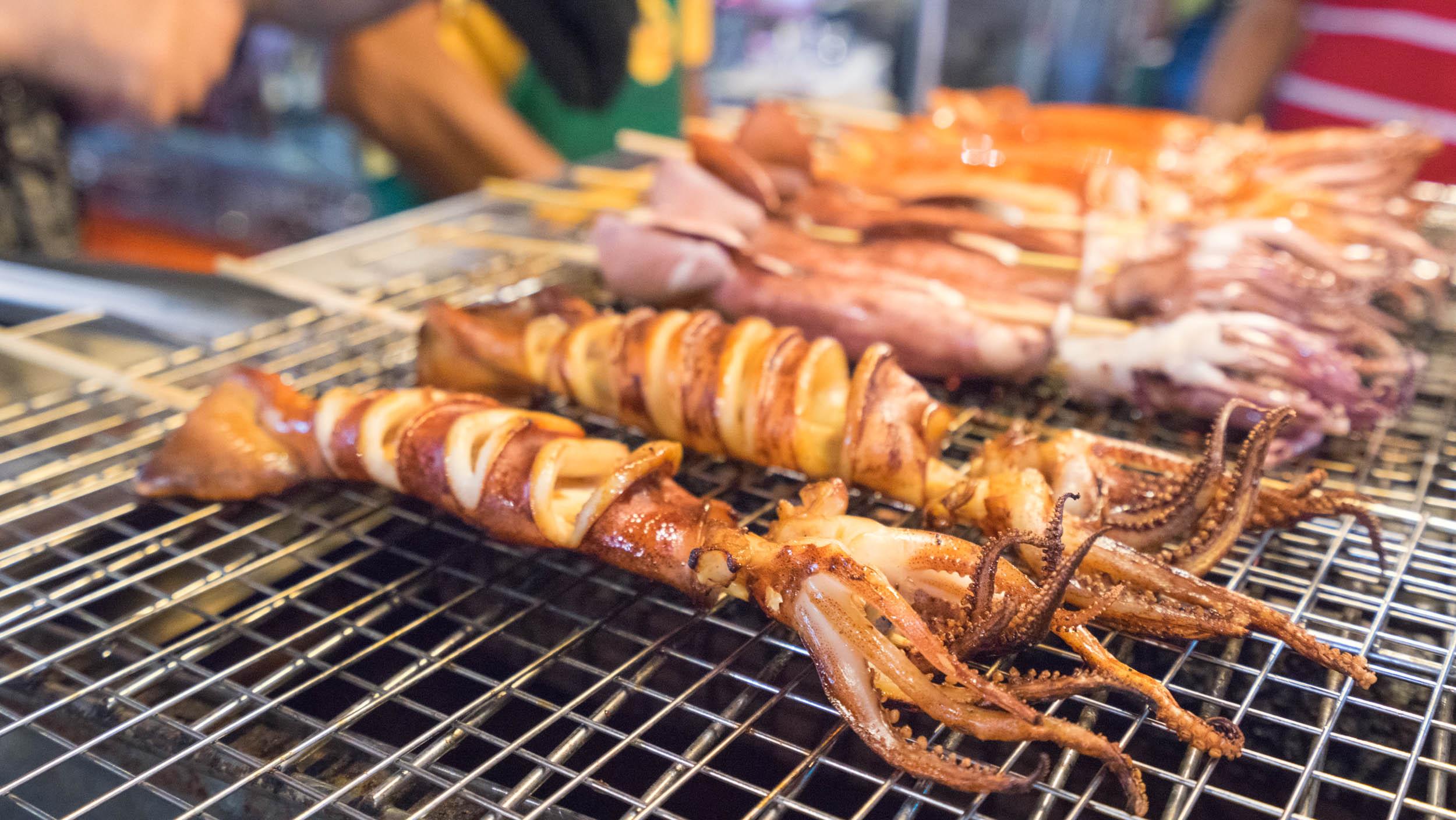 高雄比想象中更加国际化,万圣节的夜市中充斥着哼唱ppap的西方面孔,梦