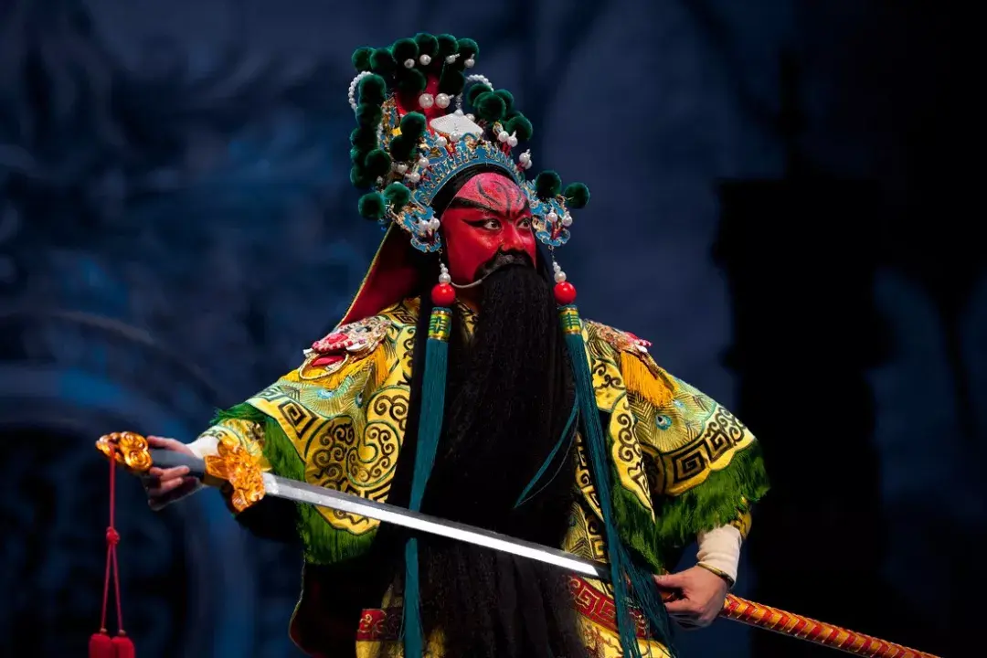 京剧中的关羽造型在戏剧《关公在剧场》中饰演关羽的台湾京剧须生唐