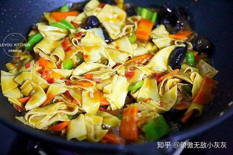 豆皮怎么炒好吃又实惠 v2-e579a26e2b3e7ff7067045c21100eb86_r.jpg