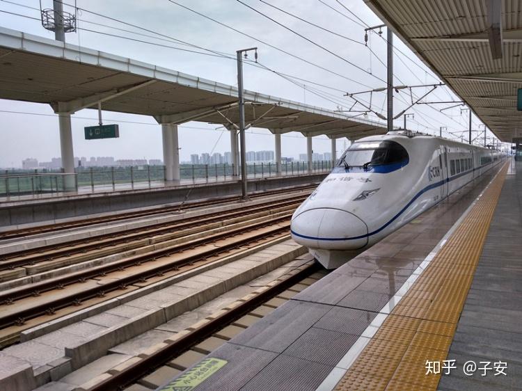 g7051次进站去年11月左右我坐车回上海再次经过花桥,客流还是稀烂.