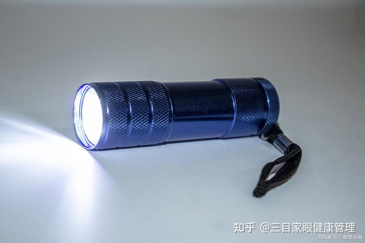 被强光手电照射眼睛，眼睛会有什么样的反应？ - 知乎