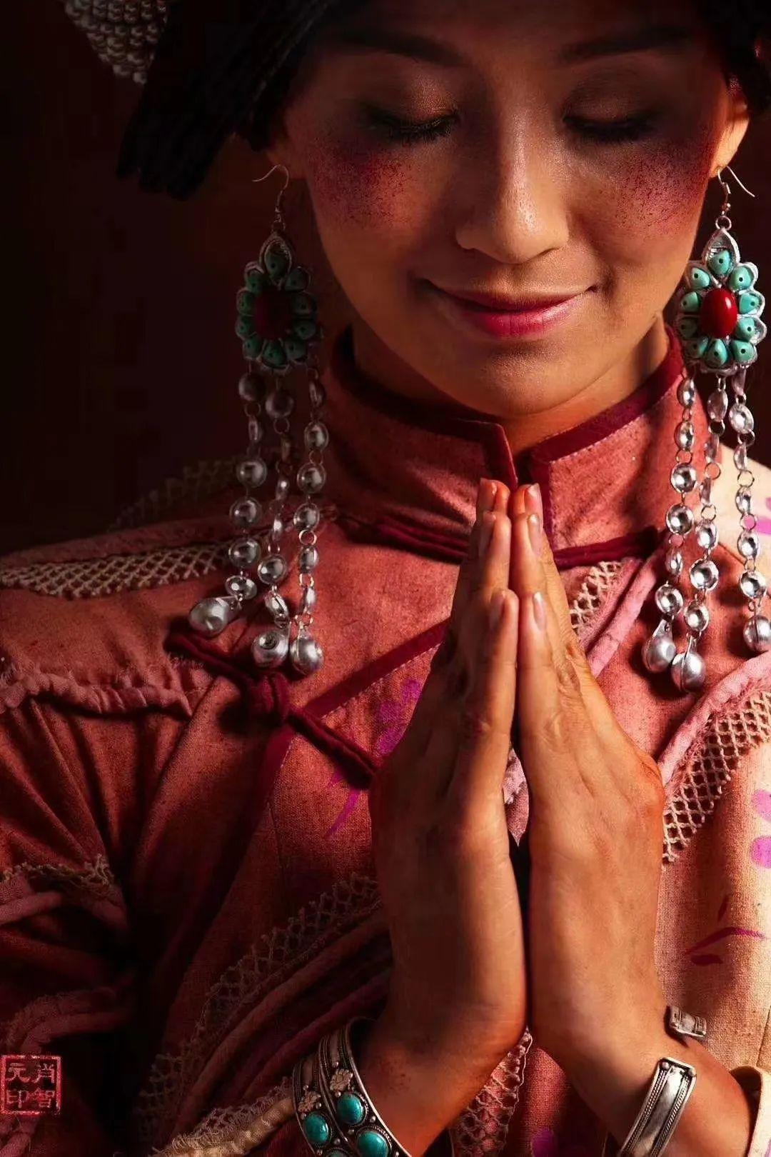 西藏旅游，看到穿裙子旋转跳舞的姑娘，千万别靠近，否则很尴尬！_厕所