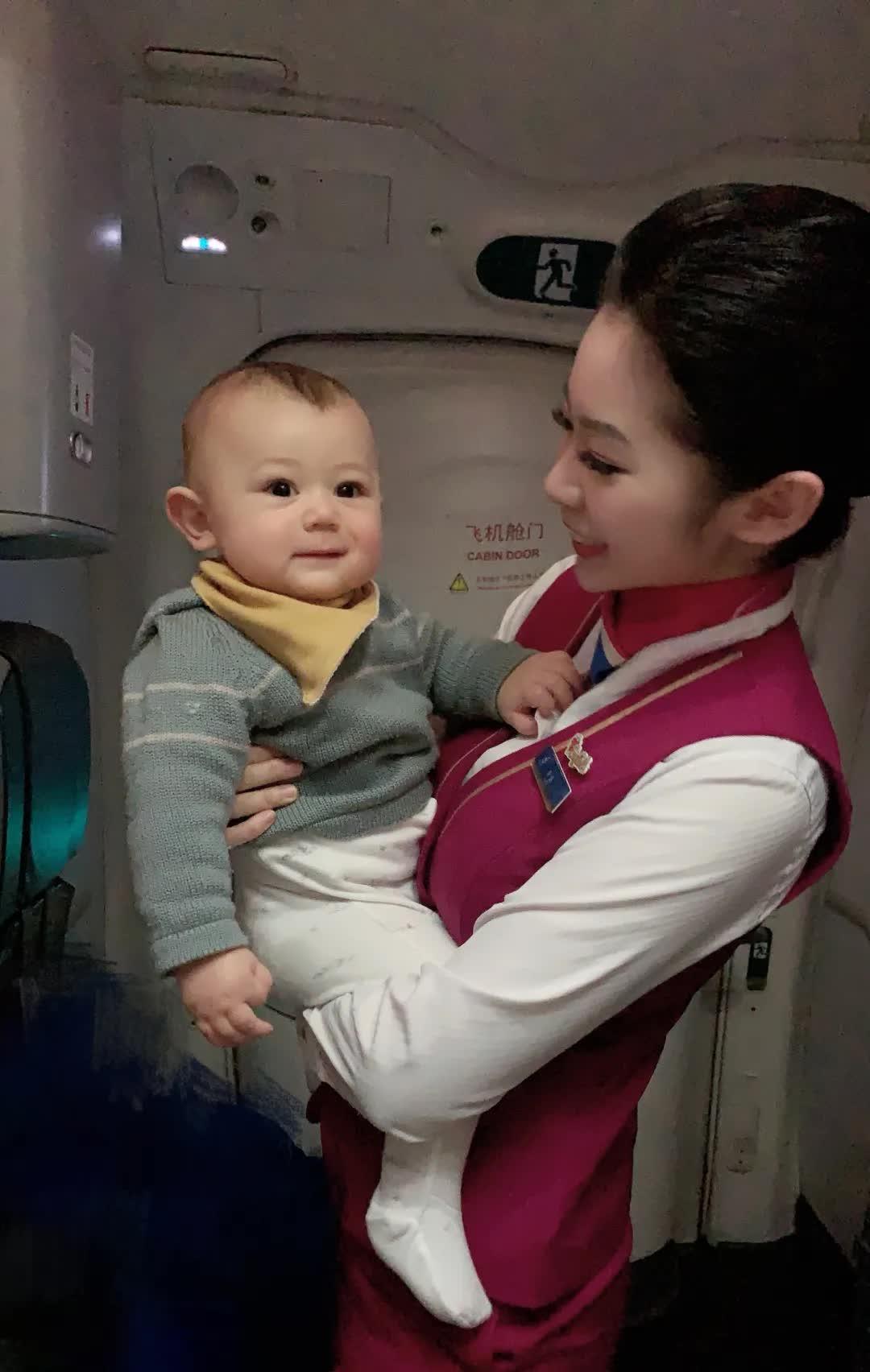 中国南方航空空姐李涵四年飞行在平安起落之中我热情不减