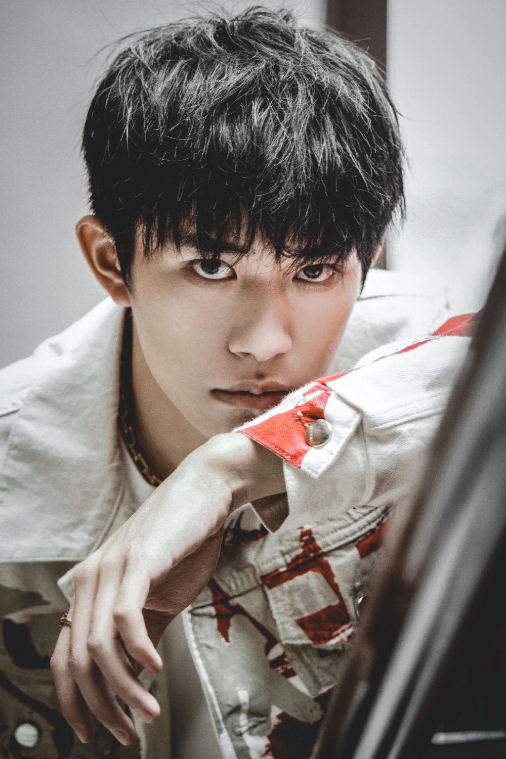 易烊千玺壁纸你的笑容我有点心动像初夏的晚风轻轻抚过湖面