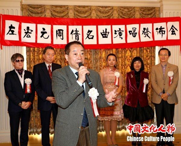 左宏元和学生周倩在发布会现场为中日两国嘉宾及媒体记者演唱邓丽君