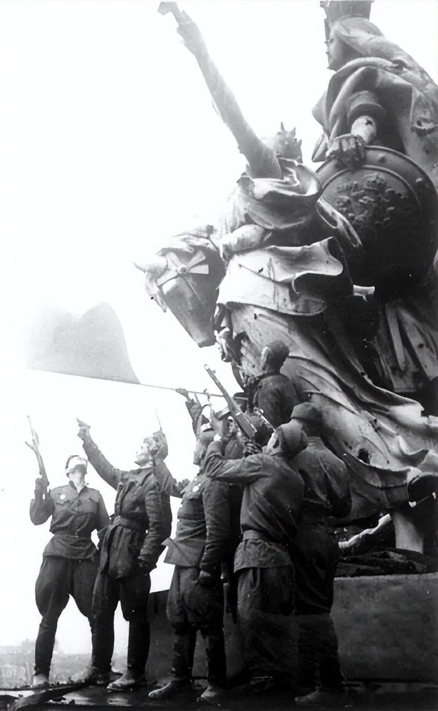 大批苏联红军奔赴柏林前线,投入攻克柏林的战斗指路牌上