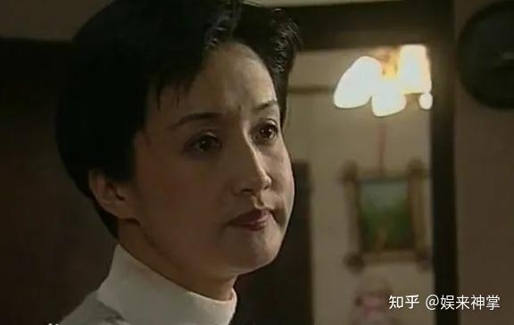 杨昆:58岁无儿无女显落寞,曾拍卖千万别墅,晚年靠直播带货挣钱