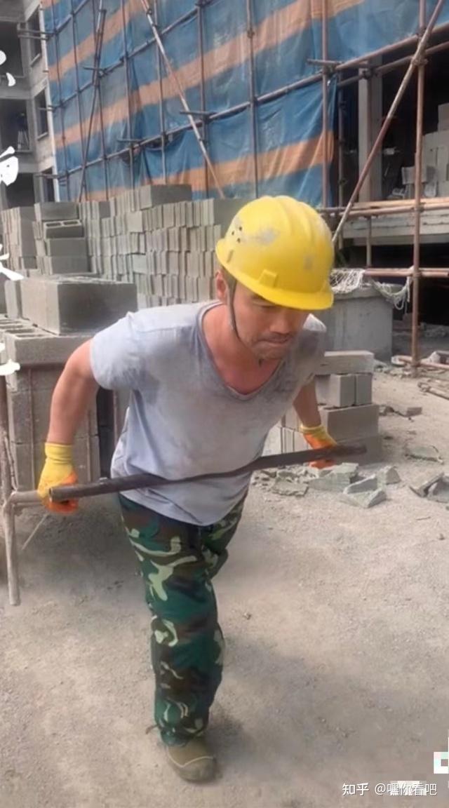 王旭重回工地干活咬牙搬砖汗水湿透衣服称能一包榨菜吃五个馍