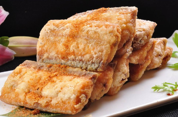 炸带鱼时,有人用淀粉,有人用面粉!大厨:都不对,教你正确做法