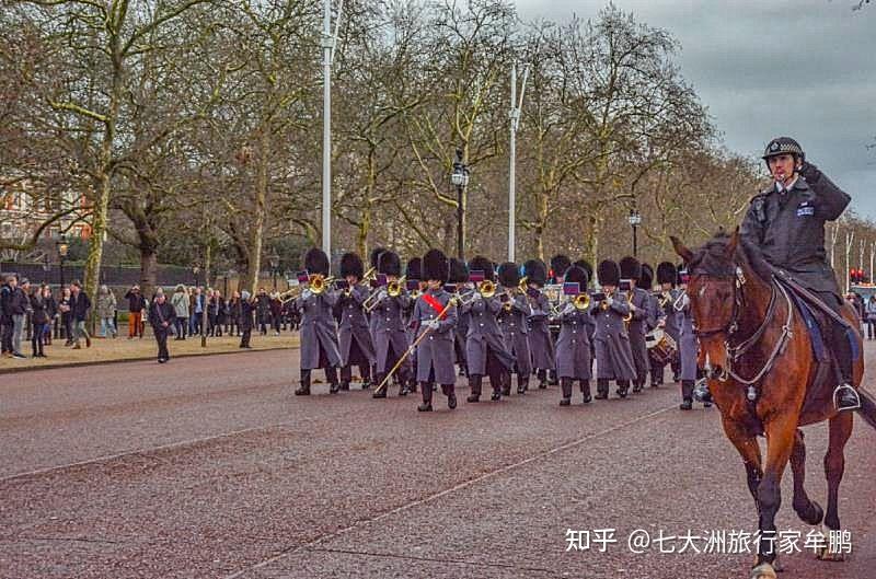 每天清晨都會進行著名的禁衛軍交接典禮,成為英國王室文化的一大景觀