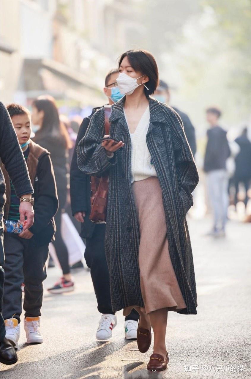 成都街拍女孩真敢穿上身过冬天下身过夏天出街赚足眼球