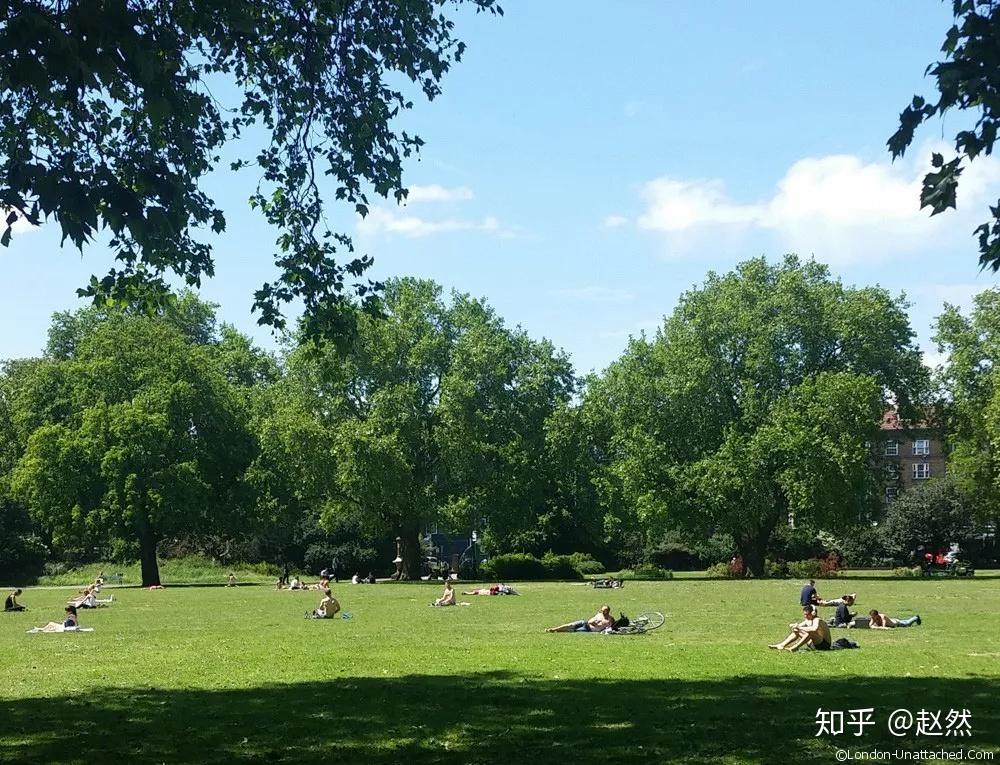 50萬起附近公園:芬斯伯裡公園小區綠化:大面積小區花園並緊鄰眼鏡湖