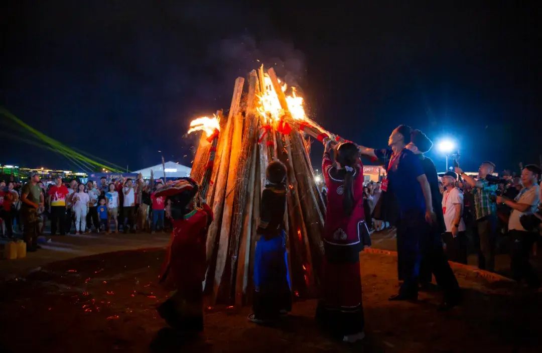 大暑 | 夏盛清风消烦暑,燃情火把舞翩跹