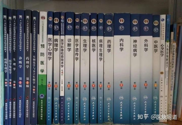 每年到了考試季,圖書館裡坐滿的都是捧著