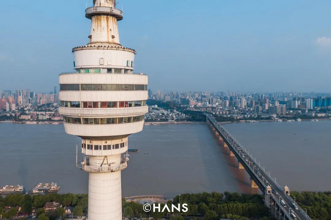 武汉龟山电视塔是由谁设计的?它的设计有何亮点?