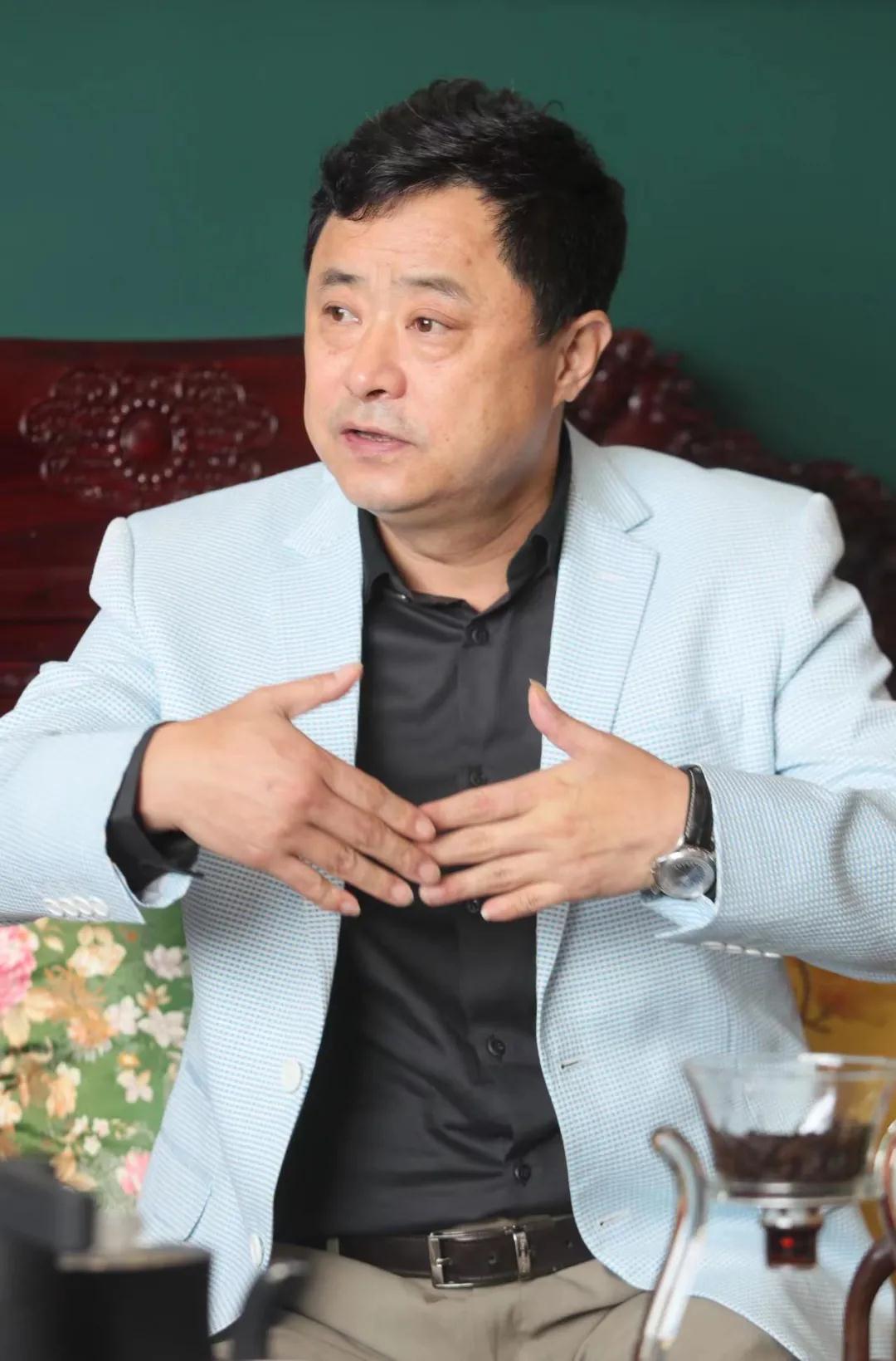 作为大连大学美术学院的第一届学生,齐峰和姜波这对伉俪虽然下海经商