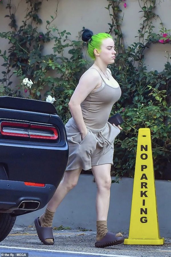 碧梨大秀身材实属难顶但她的diorxaj1被狗当成马桶更惨不忍睹