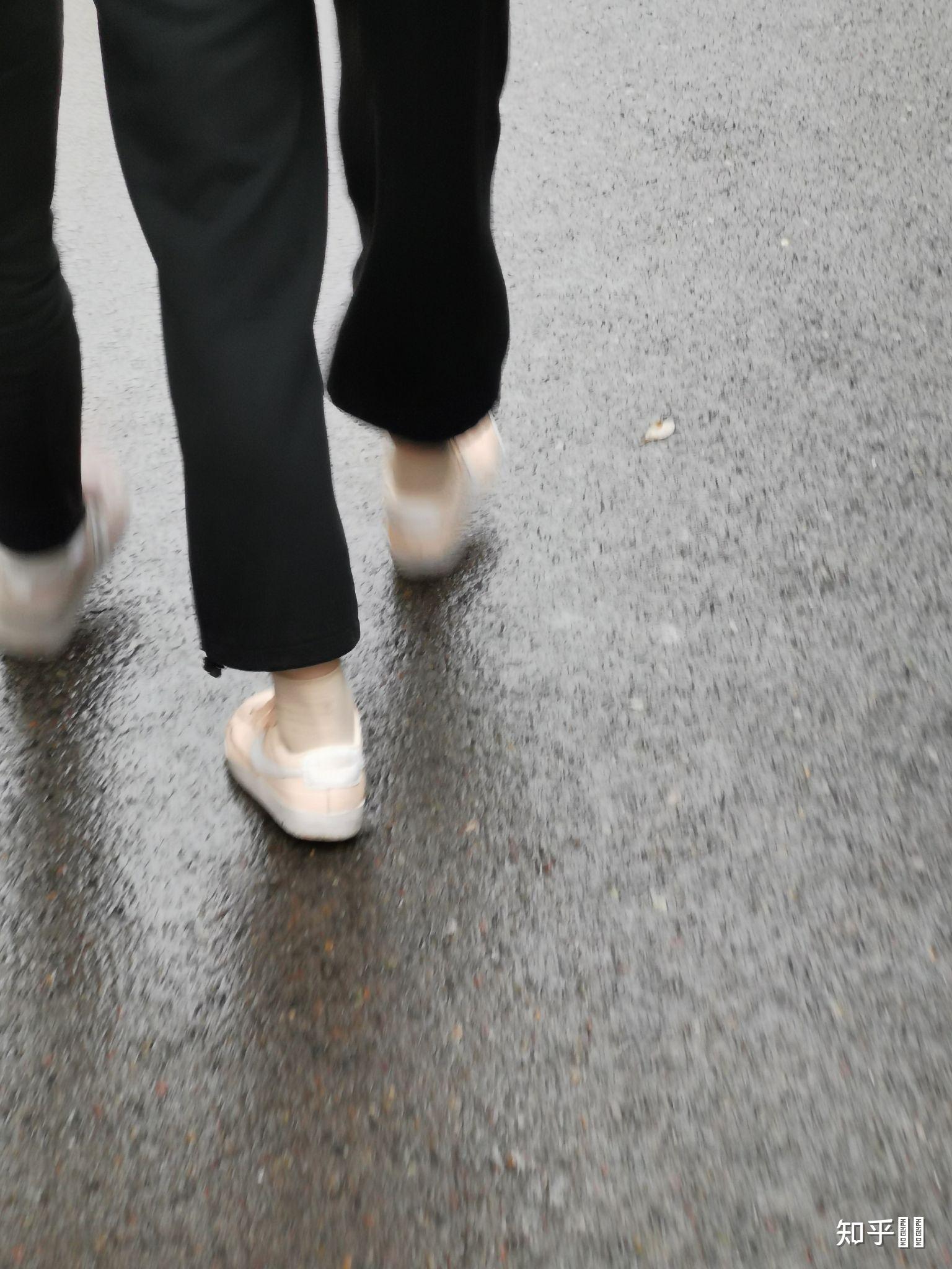 夏天穿短丝袜配运动鞋的多嘛?跑步的话容易滑吗? - 知乎