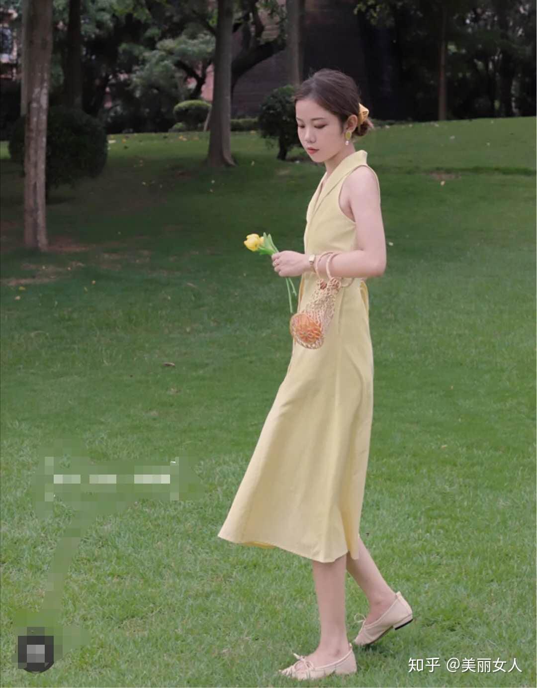 能修饰肩颈线条,似乎在旧电影里看过类似的复古裙子,搭配粉色平底小单