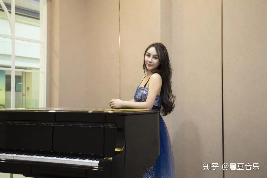 唐安琪钢琴老师图片