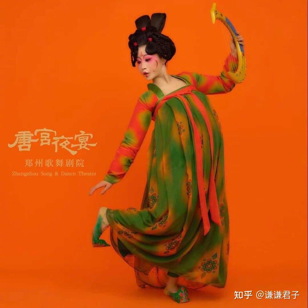 舞蹈《唐宮夜宴》由14名女舞蹈演員,用婀娜多姿,秀逸韻致的舞姿將大唐