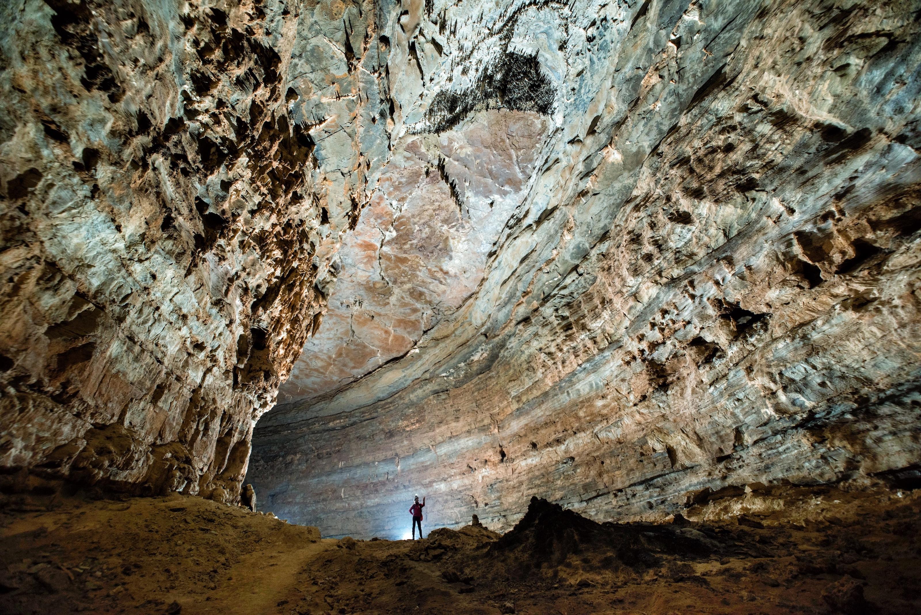 12天,吸引来自中国,法国,加拿大,葡萄牙的30多名顶尖洞穴探险家参与