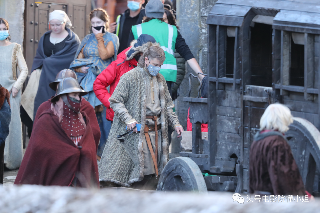 金色刺绣的红色长袍,外面披着皮草,腰间是凸显国王身份和地位的金腰带