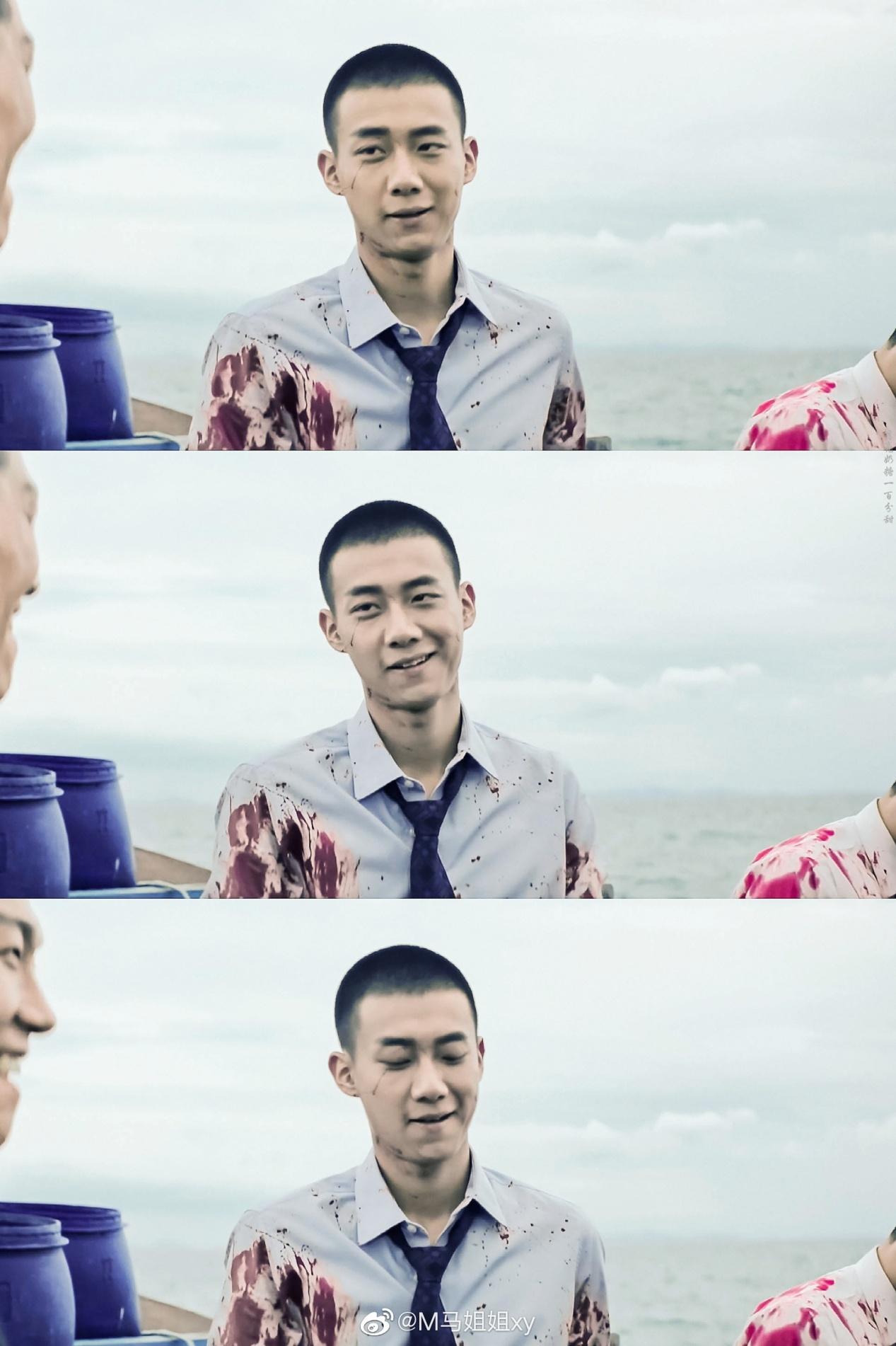 《悍城》中他饰演的小武浑身上下都带着一股痞子劲儿,抽烟,喝酒,打