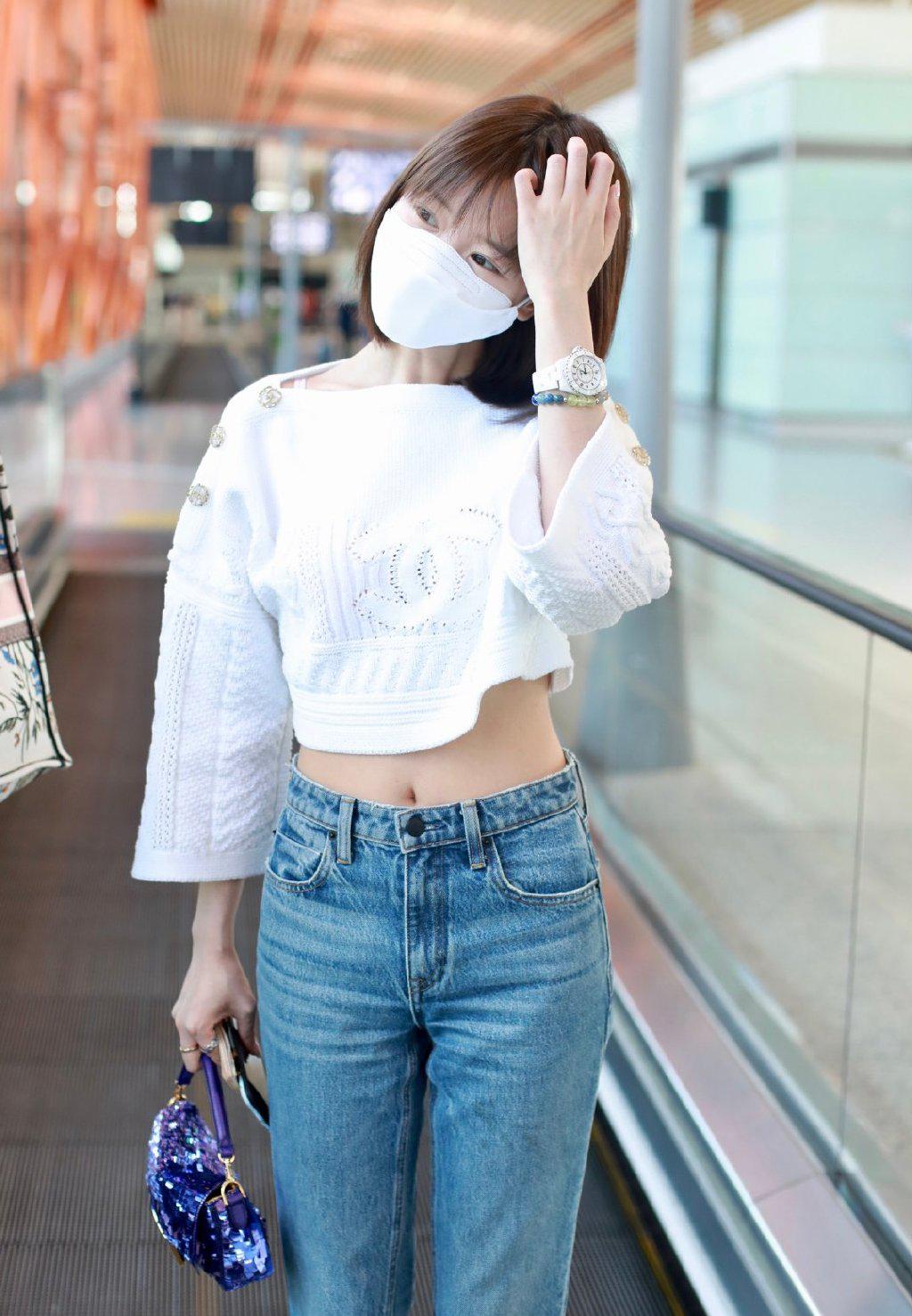 毛晓彤清凉上阵,短上衣 牛仔裤,小腰细得让人挪不开眼睛