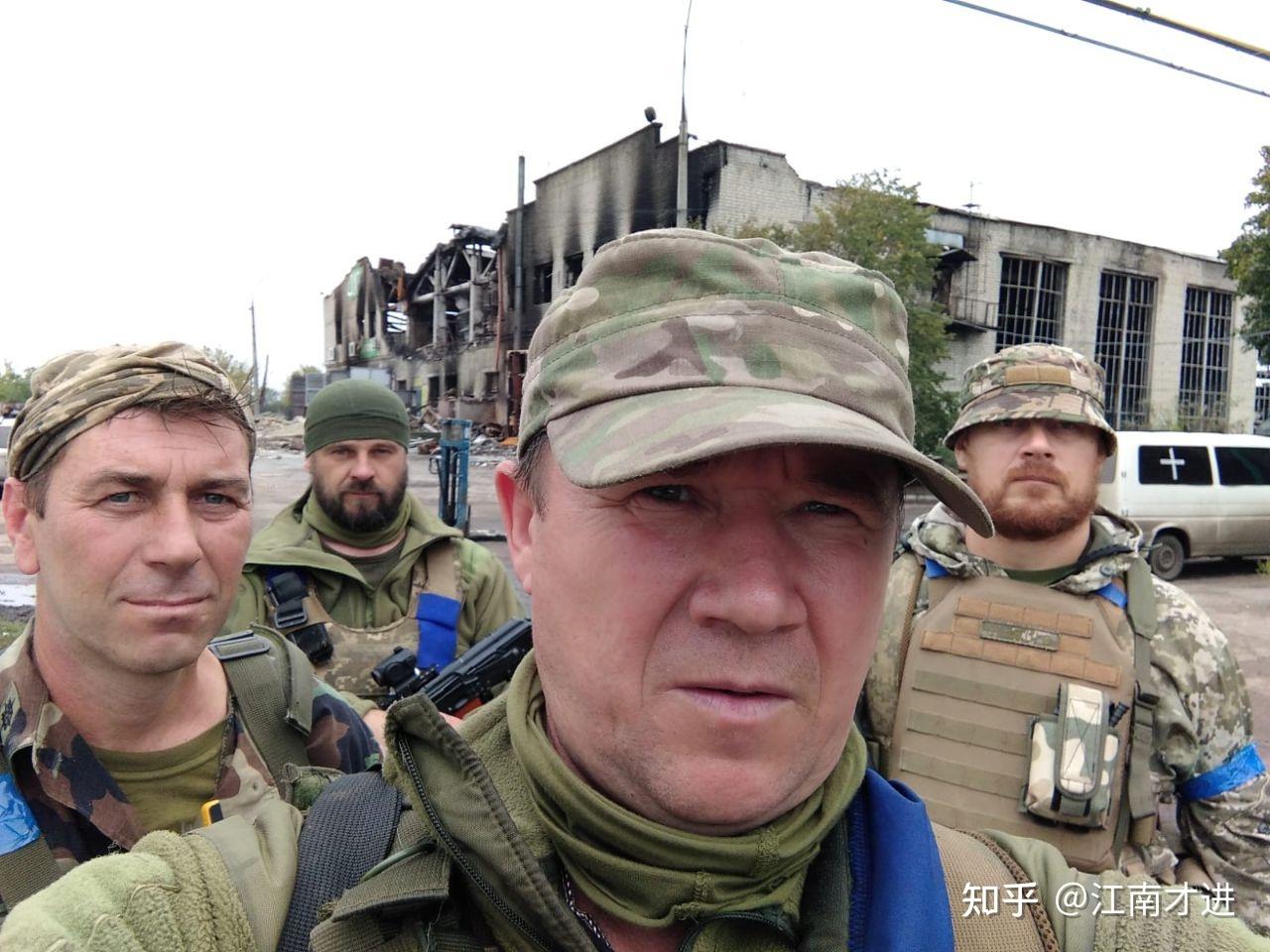 泽连斯基到访哈尔科夫前线阵地 为乌军士兵颁发奖章_凤凰网