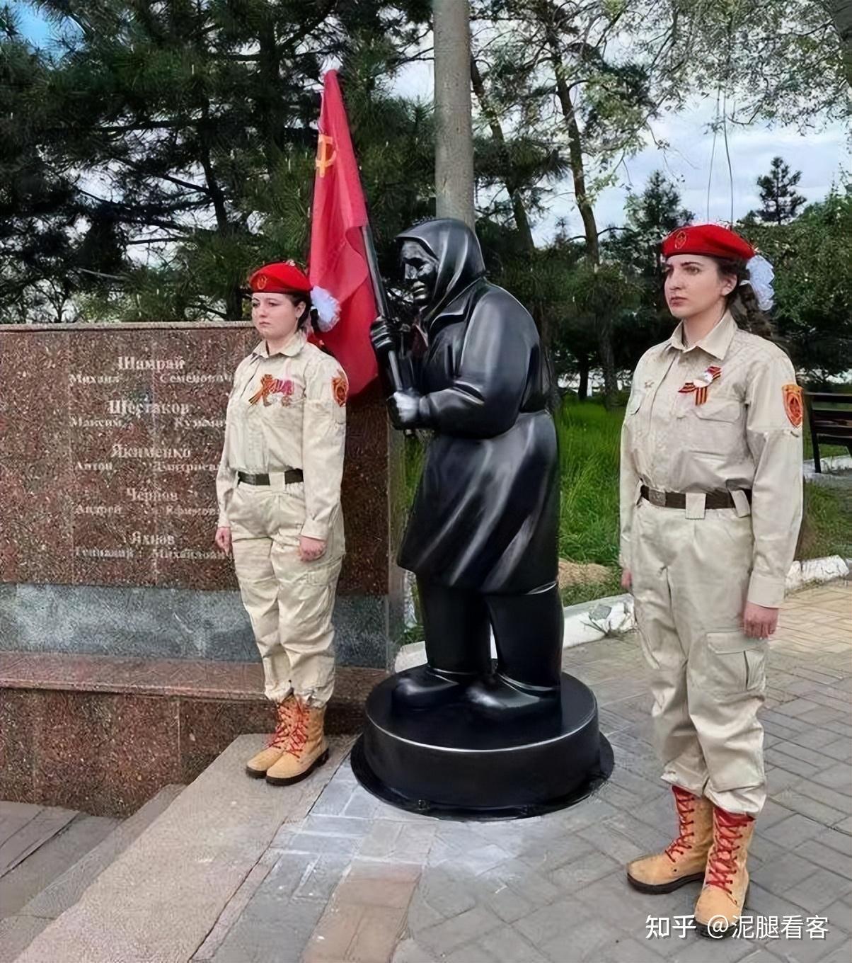举苏联国旗走红:乌东老奶奶让俄罗斯破防了,苏联再次回归?