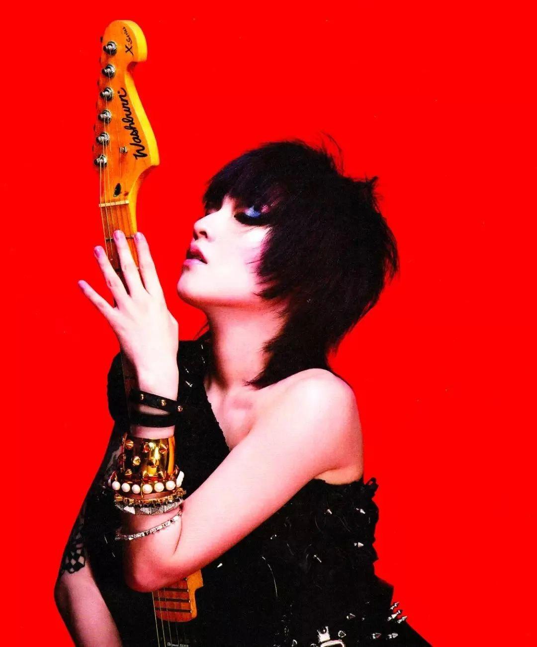 小魔女范晓萱美貌不输范冰冰和周迅传绯闻却嫁个穷小子