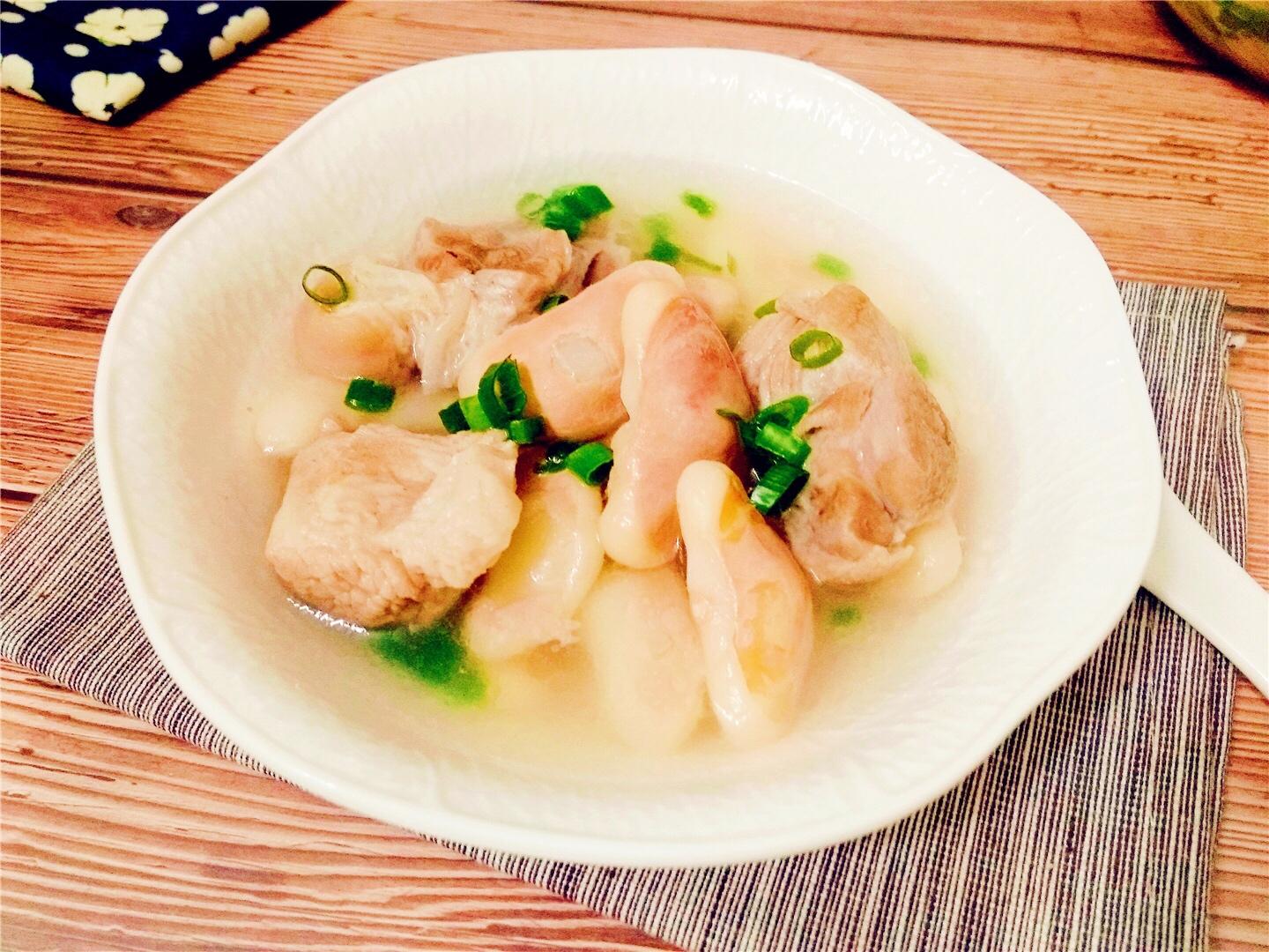 【菱角炖肉汤】食材有:菱角米一碗,前腿精肉适量,食盐适量,料酒适量