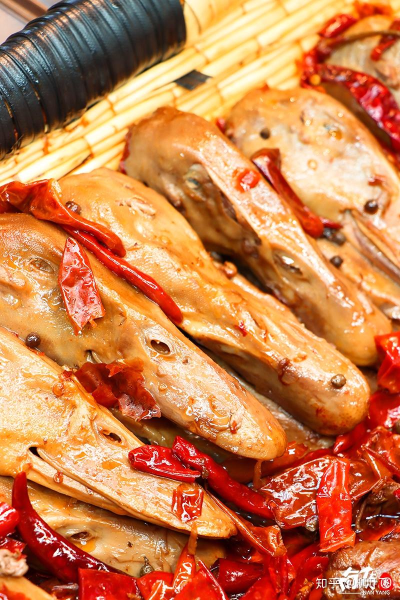 现捞鸭头等到骨头吐出来后,辣味才慢慢从唇齿间溢出.这滋味,超过瘾!