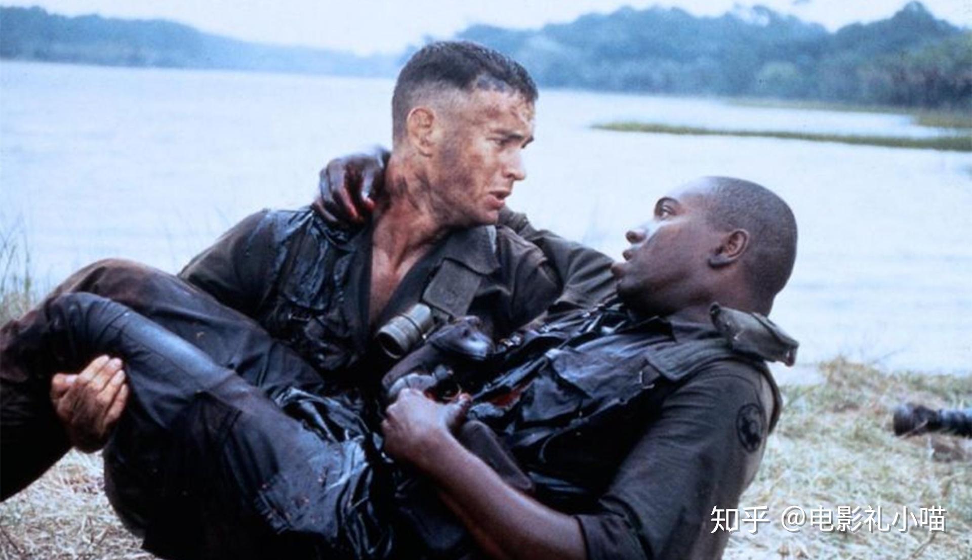 却通过了美军的征兵审查来到了越南战场上面,电影里面的阿甘可谓是