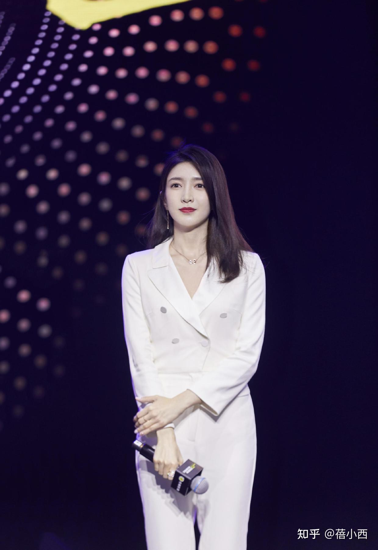 杨童舒看不出是75年的,穿连体裤配编发发型,活脱脱一小姑娘模样