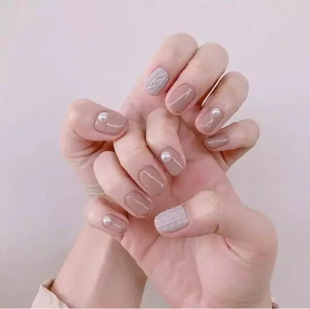 这里可能是最全的新年美甲集合了-新年美甲图片2021简单大方红色衣服