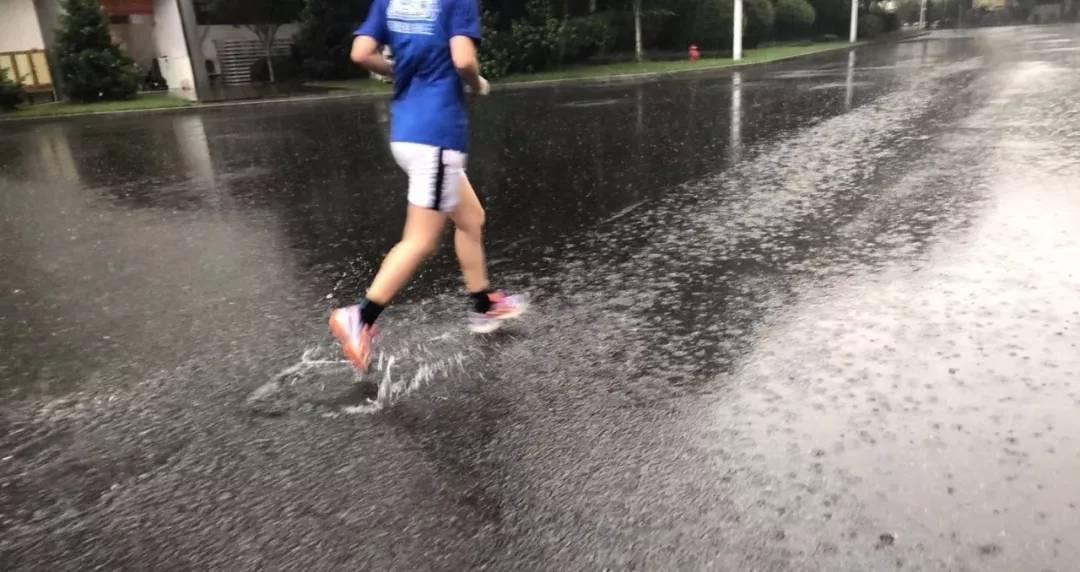 雨天跑步你要做好这几点