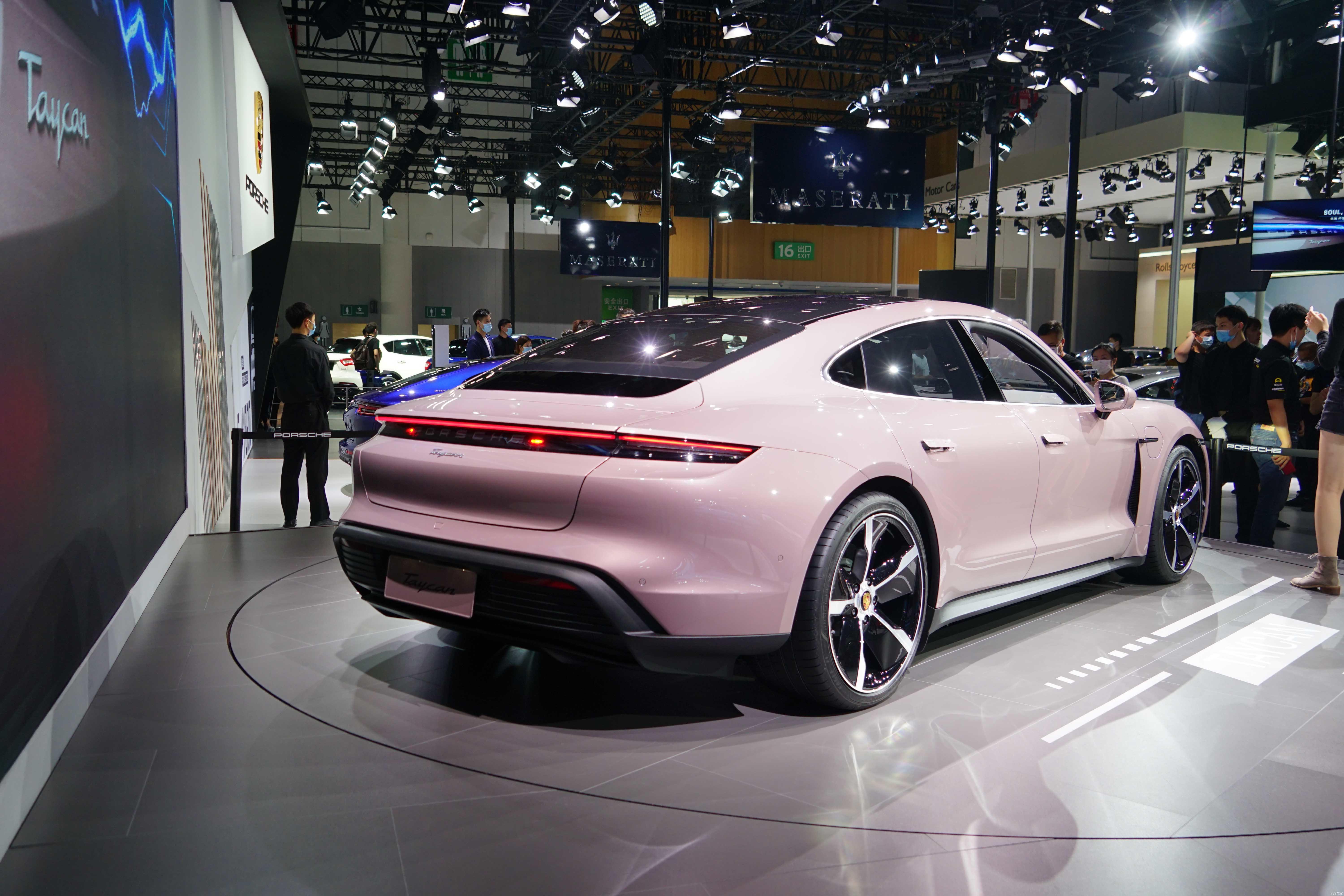 2020成都车展提供两种续航版本保时捷taycan入门车型正式亮相