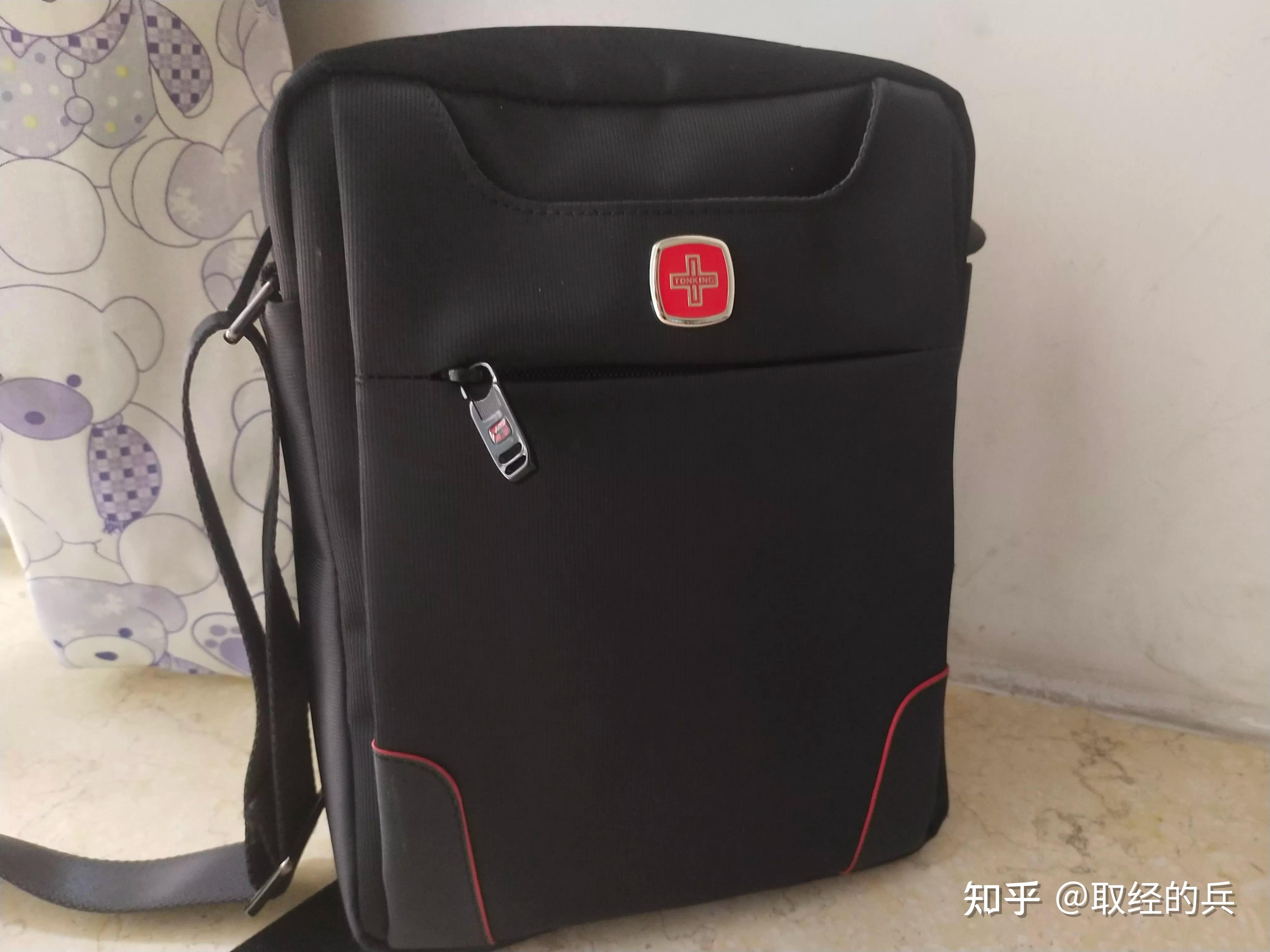 一问世便火爆的瑞士军刀“十字勋章”包包 - 知乎
