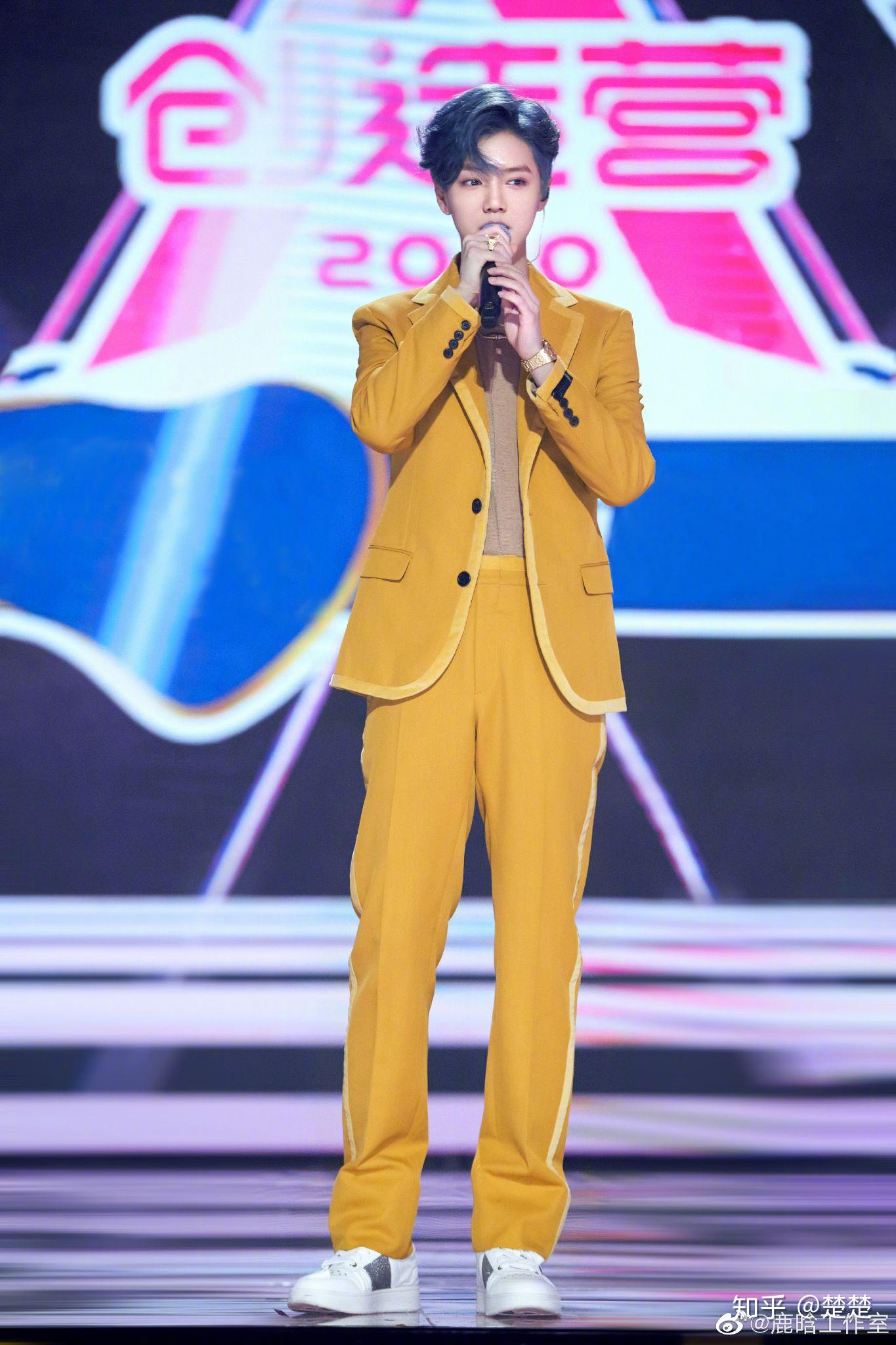 有鹿晗站着的全身照吗?