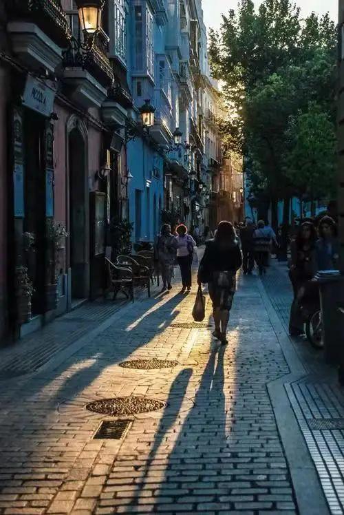 如果有一个地方可以看,尽人生百态的话,我想街道再合适不过了.