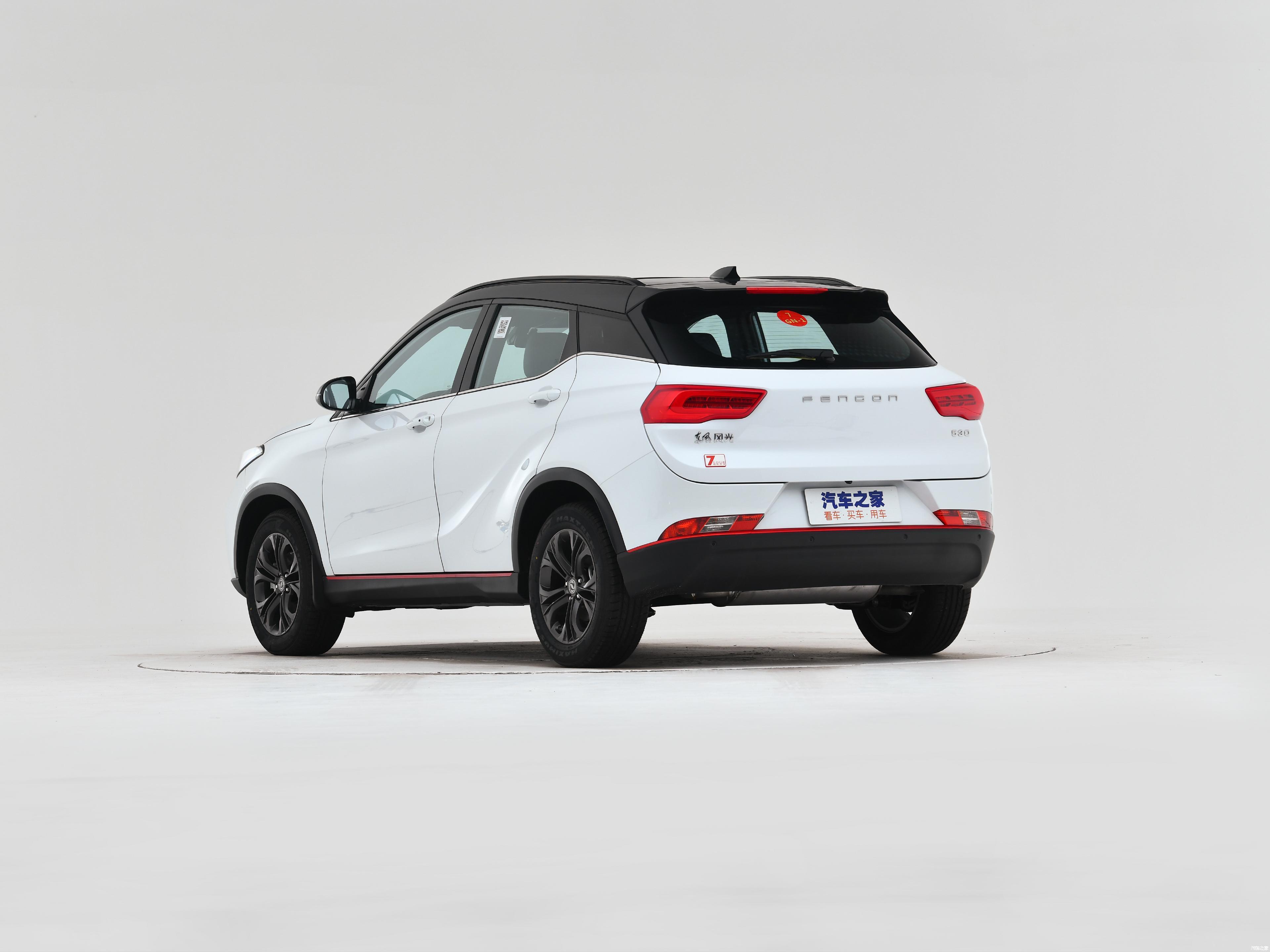 东风风光500采用家族最新的设计风格整体时尚且运动