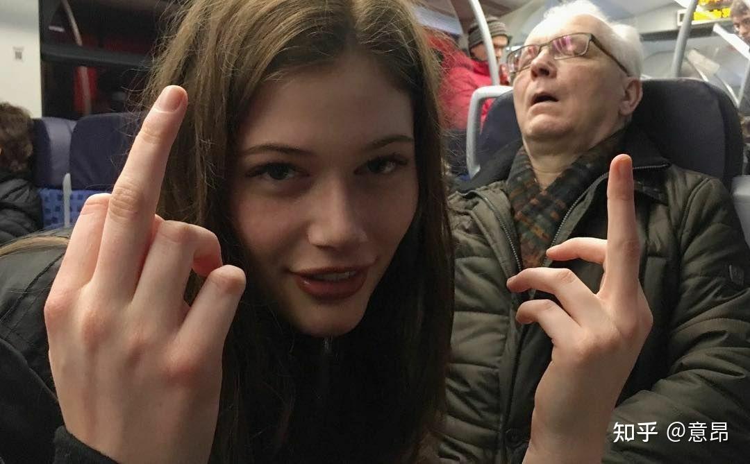 竖中指头像好看的那种