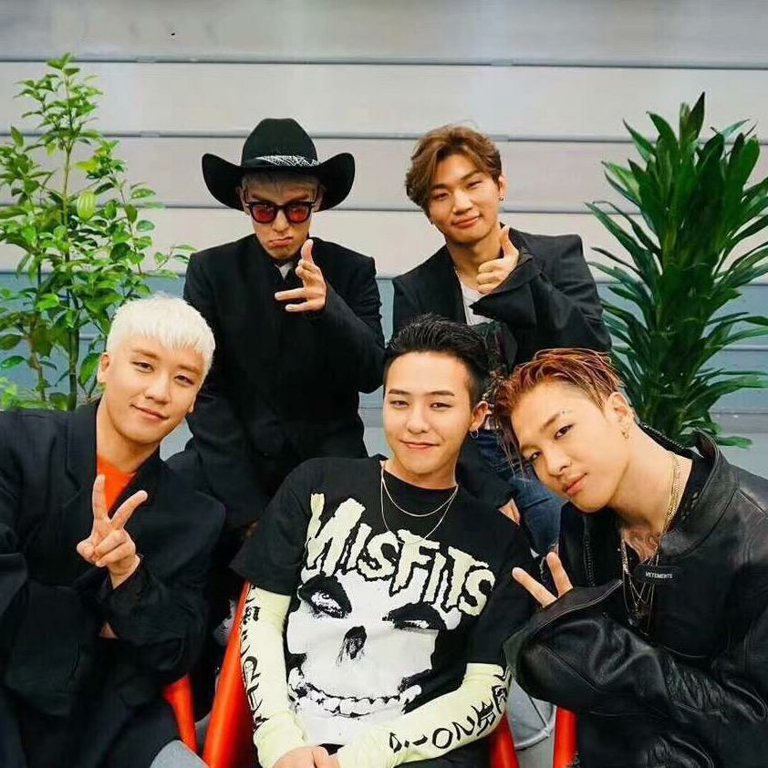 我想问一下大家谁有bigbang的一张合照啊