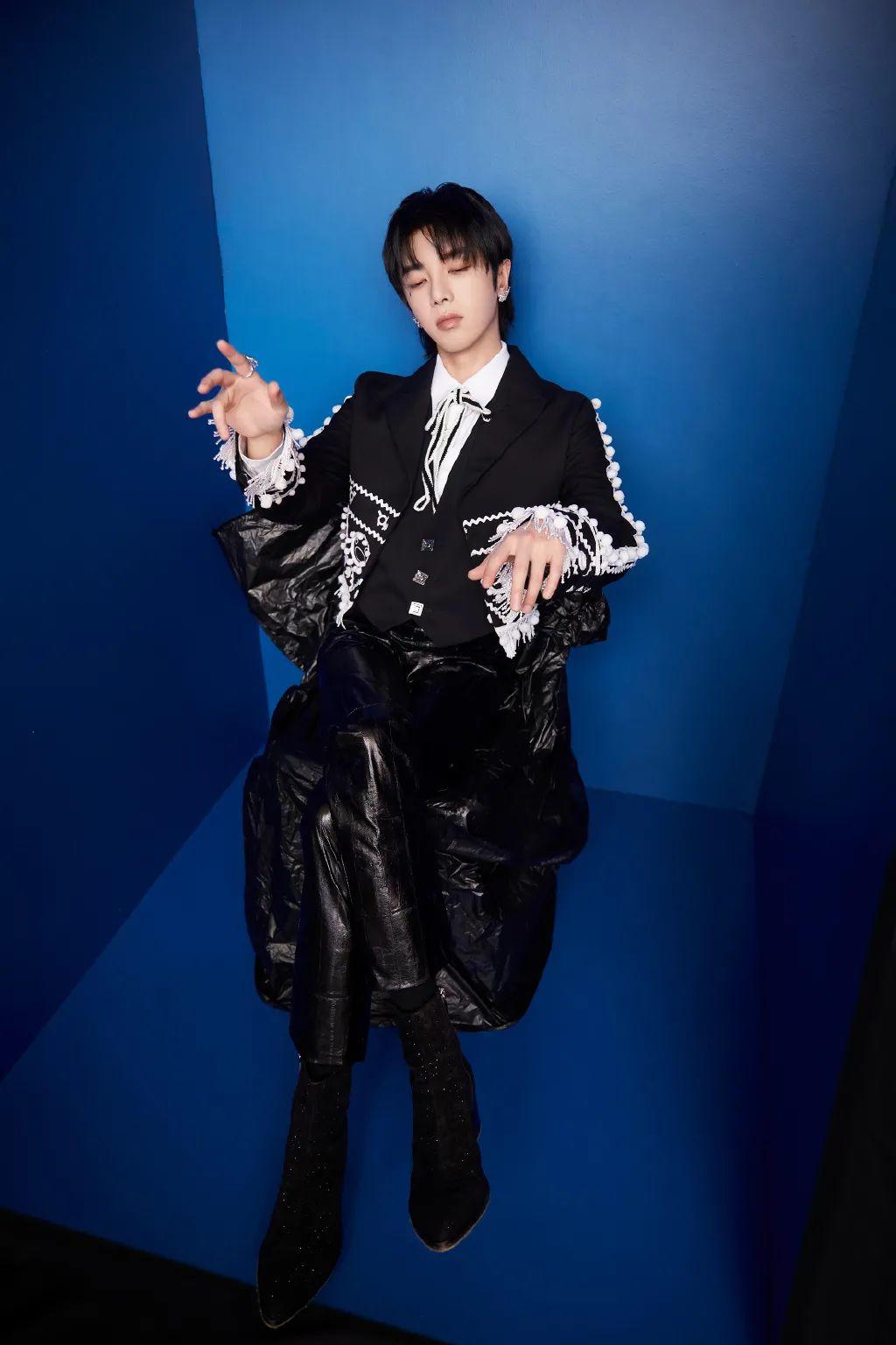 华晨宇微博之夜壁纸闪电眼妆酷飒帅气西装蛊精天帝名不虚传